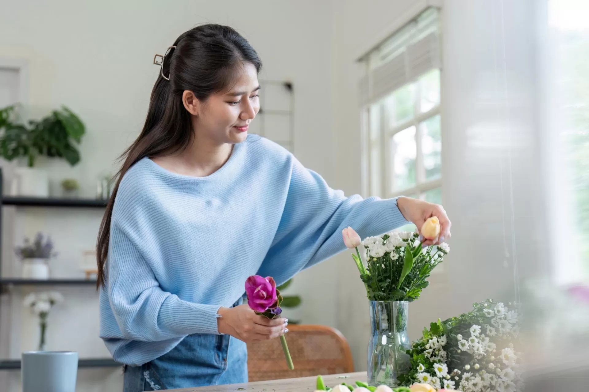 Sáng Tạo Với Hoa: Biến Tấu Không Gian Sống Của Bạn